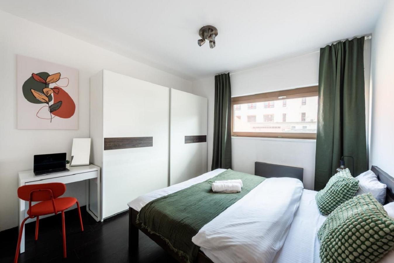 Spacious Apartments Near Karlin Square Praha Eksteriør bilde